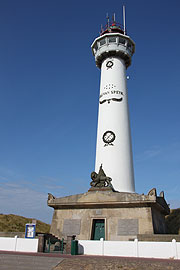 Kennzeichen von Egmond aan Zee: der 25 m hohe Leuchtturm "Jan van Speyk" aus dem Jahr 1841 (©Foto: Martin Schmitz)